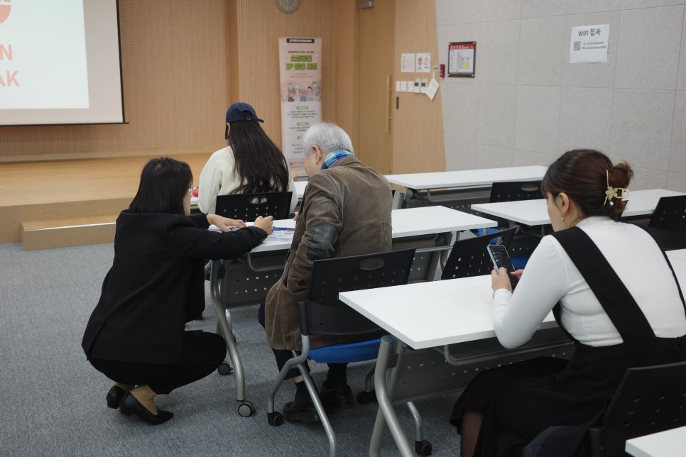 Attorney Sohyun Park giving one-on-one guidance to participants at a Sarang IP seminar workshop